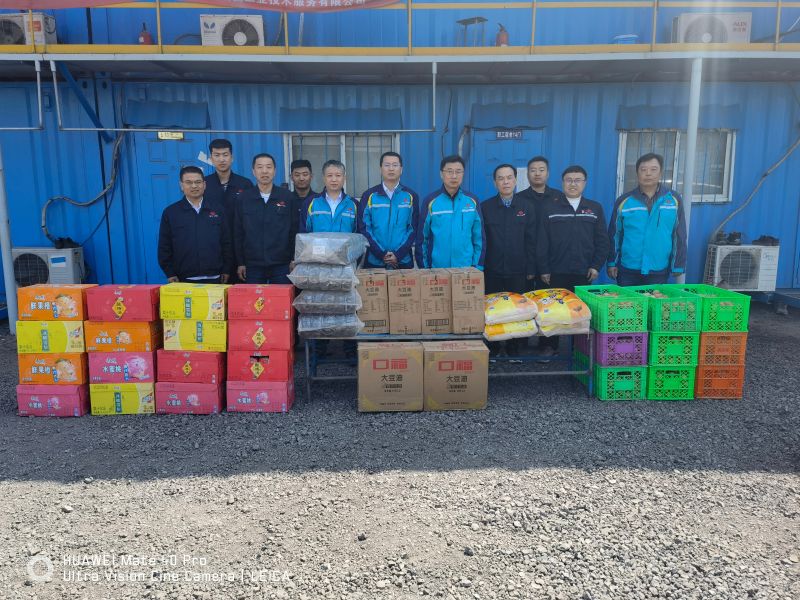 集團(tuán)公司領(lǐng)導(dǎo)慰問施工現(xiàn)場員工