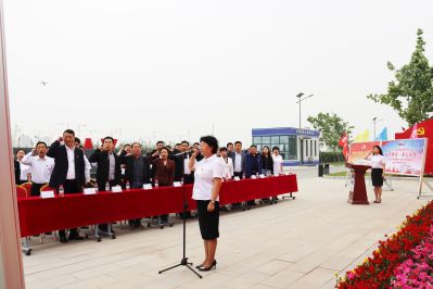 3.悟思想——中國二十二冶集團(tuán)雄安公司黨委書記、紀(jì)委書記、代理工會主席胡明琦帶領(lǐng)全體黨員重溫入黨誓詞