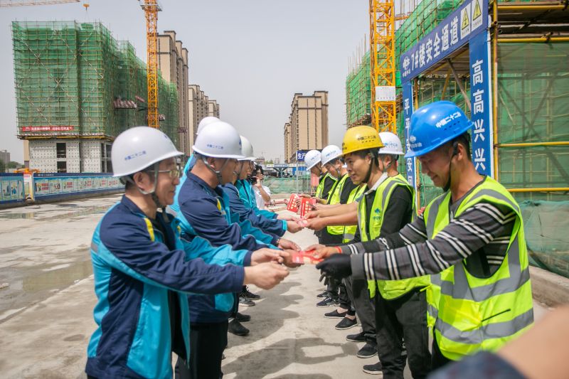 5.辦實(shí)事——與協(xié)力隊(duì)伍人員及當(dāng)?shù)鼐用窠Y(jié)對(duì)幫扶,并發(fā)放志愿服務(wù)卡