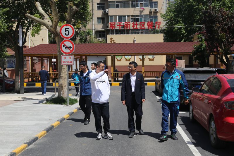 4.開新局——社區(qū)負(fù)責(zé)人、監(jiān)理和小區(qū)居民代表現(xiàn)場(chǎng)參觀改造后的老舊小區(qū)